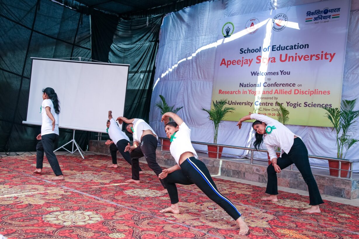 1723027825_Conf yoga show students.jpg