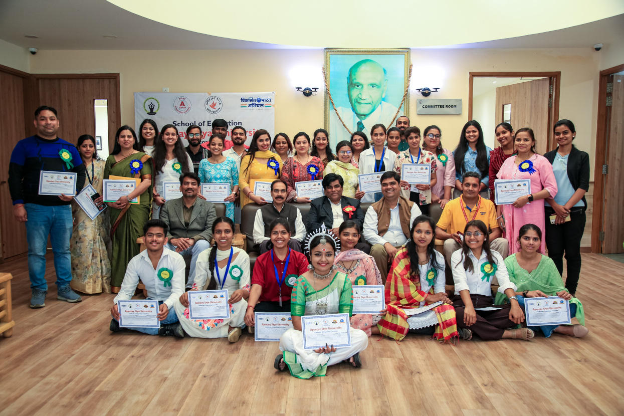 1723027825_Conference Group photo with Valedictory Chief Guest.jpg